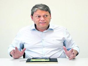 Governo Lula não tem excelência técnica, nem maioria política e está desestruturado, diz Tarcísio
