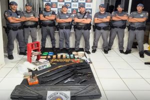 PM apreende armas, munição e drogas em chácara em Piraju