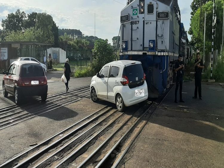 Trem e carro colidem no CHDU