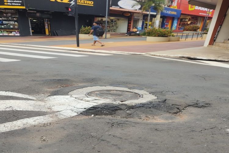 Buraco na Rua Episcopal pode provocar acidentes