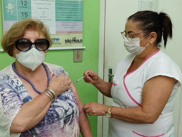 Prefeitura realiza plantão de vacinação contra gripe e covid-19 neste sábado