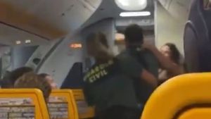 Lutadora de MMA agride agentes da polícial dentro de avião