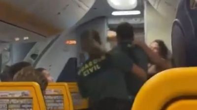 Lutadora de MMA agride agentes da polícial dentro de avião
