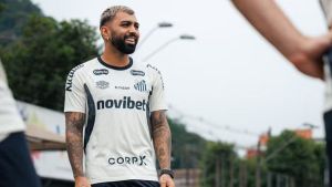 Além da Seleção: Gabigol persegue recordes no Santos e se aproxima do top-5 do Brasileirão