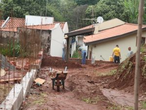 Muro cai e assusta moradores no Jardim Centenário