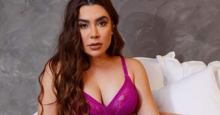 Naiara Azevedo dispensa a roupa e posa na cama com lingerie