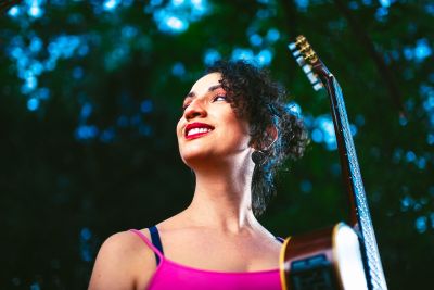 Flora Reyes estreia seu primeiro show solo no Sesc São Carlos