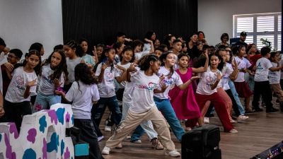 Vereador Moisés Lazarine prestigia espetáculo “SOMOS” do Projeto Cor Ação