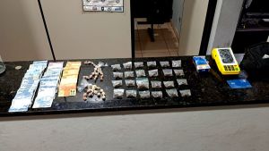 Homem é preso com drogas e máquina de cartão em Ibaté após tentativa de fuga