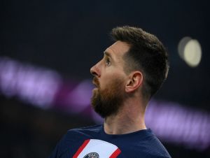 PSG e Messi estão &quot;à beira do divórcio&quot;, afirma jornal francês