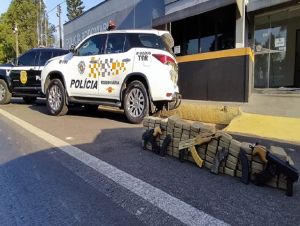 Polícias Civil e Militar prendem homem com três fuzis e 100 tijolos de cocaína
