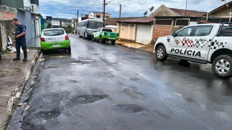Fiscalização interdita comércio irregular de sucatas no Jardim Mariana