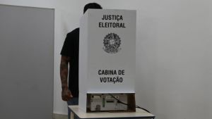 Eleições 2026: saiba quem é obrigado a votar e quem tem o voto facultativo