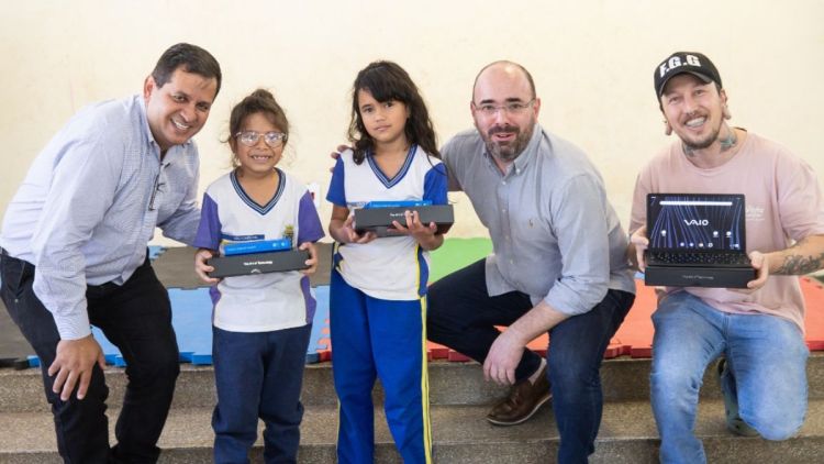 Netto Donato entrega Tablets para alunos da Emeb Janete Lia