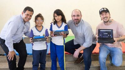 Netto Donato entrega Tablets para alunos da Emeb Janete Lia