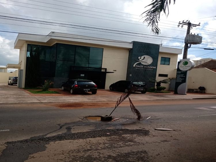 Moradores de São Carlos reclamam de buraco em via principal no Centro
