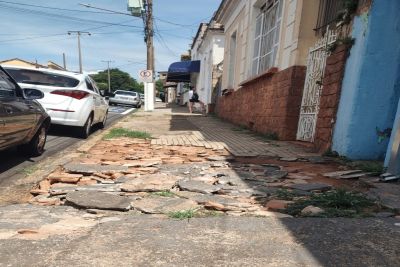 Calçadas em péssimas condições oferecem risco a pedestres em São Carlos