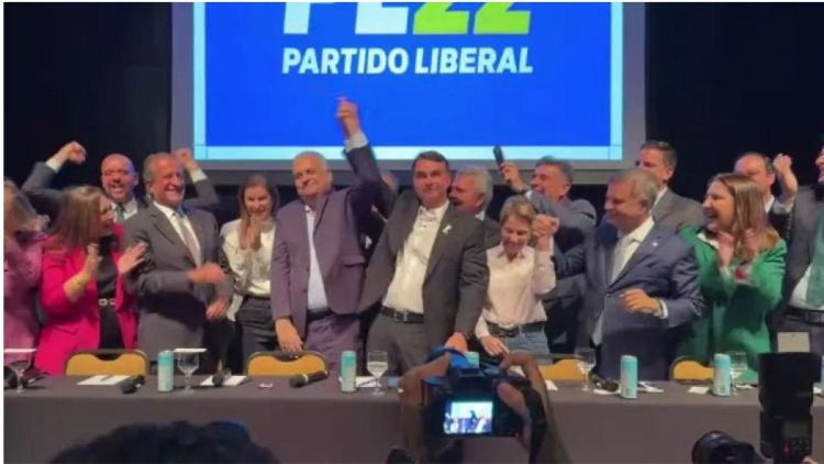 Flávio Bolsonaro anuncia Alfredo Gaspar, relator da comissão do INSS, como vice