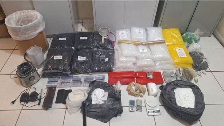 Denúncia leva PM a grande apreensão de drogas e materiais do tráfico em residência de Porto Ferreira