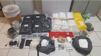 Denúncia leva PM a grande apreensão de drogas e materiais do tráfico em residência de Porto Ferreira
