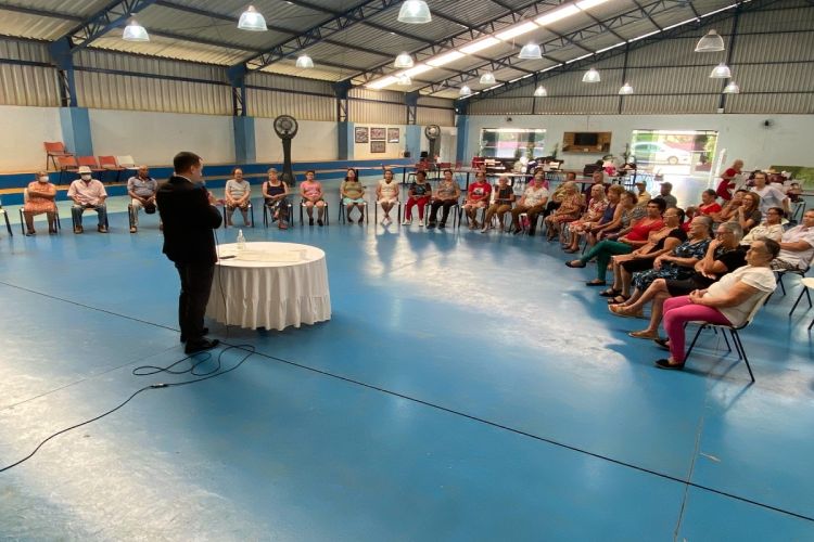 Palestra no Centro de Convivência da Melhor Idade de Ibaté alerta sobre golpes aplicados à população idosa