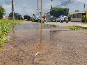 Vazamento de água deixa moradores indignados