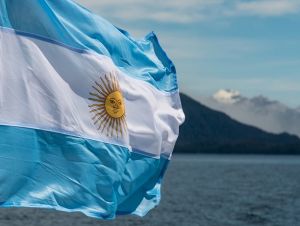 Fitch eleva rating da Argentina de C para CC