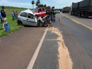 Motorista morre após invadir contramão e colidir com caminhão