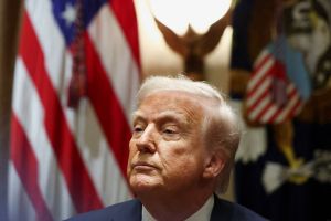 Trump anuncia taxa de 10% para produtos brasileiros