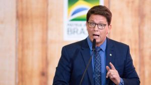 Dino proíbe Mário Frias de sair do país e critica 'evasão internacional' de parlamentares investigados