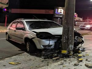 Motorista colide contra poste e fica presa nas ferragens