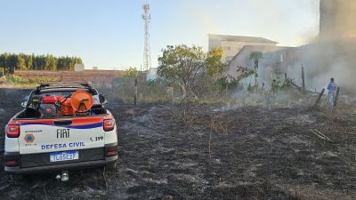 Defesa Civil de Ibaté combate incêndio em vegetação no Jardim América