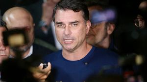 Flávio Bolsonaro destaca ausência de Lula e diz querer debater com ele