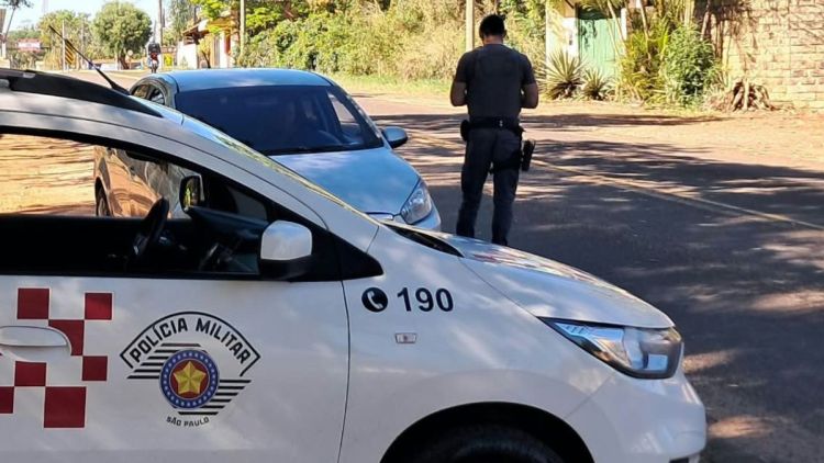 Polícia Militar realiza primeiros socorros e salva motociclista em crise convulsiva em Analândia