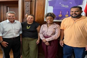 Vice-prefeito Damião e Viviane da Ong garantem kits esportivos para Ibaté