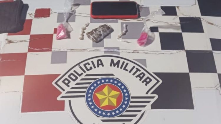 Polícia Militar prende homem por tráfico de drogas após denúncia em rede social em Brotas