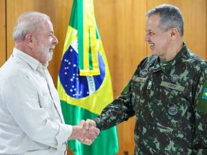 Lula justifica troca no Exército e diz que Forças Armadas não podem servir a um político