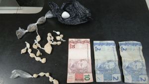 Mulher é presa por tráfico de drogas em praça pública de Torrinha