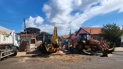 Prefeitura demole imóvel abandonado na Vila Prado após denúncias de moradores