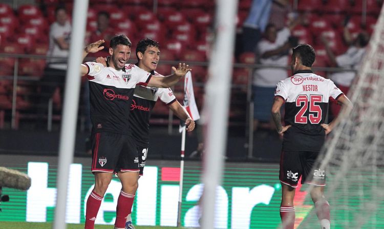 Com Calleri, São Paulo bate o Coritiba no Morumbi