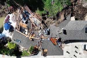 Deslizamento de terras em Los Angeles causa estragos e evacuações; veja