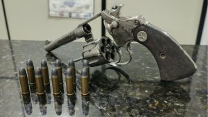 Denúncia de ameaça leva PM a encontrar arma com numeração raspada em São Carlos