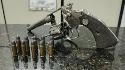 Denúncia de ameaça leva PM a encontrar arma com numeração raspada em São Carlos
