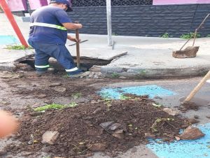 Secretaria de serviços públicos realiza limpeza de bueiros na baixada do mercado municipal