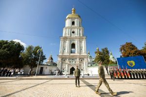 O presidente ucraniano Volodimir Zelensky (C) durante cerimônia do Dia da Independência, em 24 de agosto de 2023 em Kiev