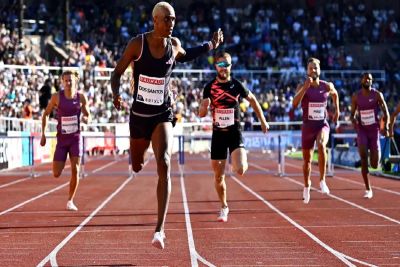 Alison dos Santos vence com sobra nos 400 m com barreiras na Suécia