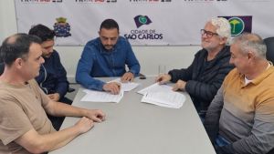 Prohab assina contrato para construção de quadra esportiva no Jardim de Cresci