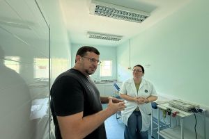 Prefeito Ronaldo Venturi e vice-prefeito Damião acompanham os trabalhos no Hospital Municipal