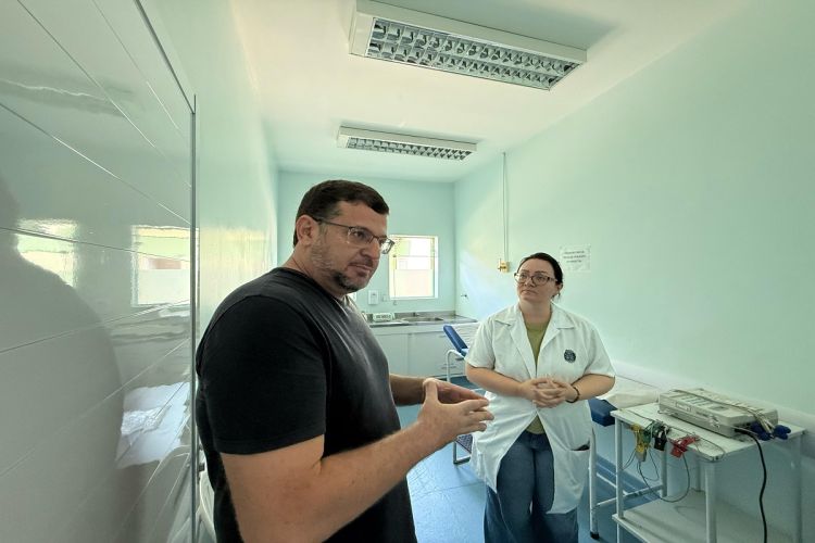 Prefeito Ronaldo Venturi e vice-prefeito Damião acompanham os trabalhos no Hospital Municipal