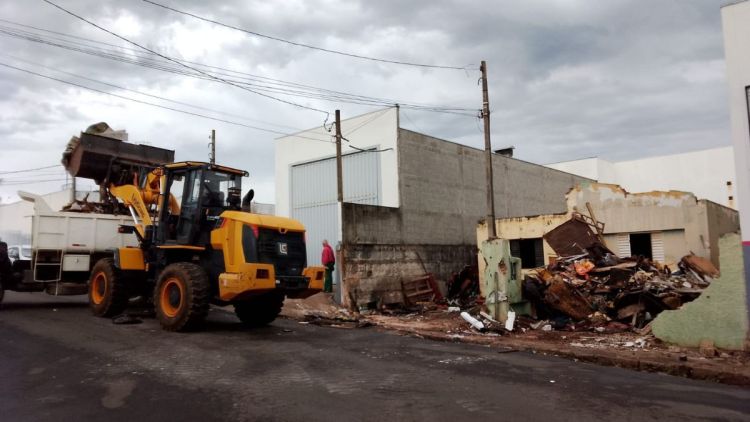 Imóvel abandonado com risco de desabamento é demolido pela prefeitura